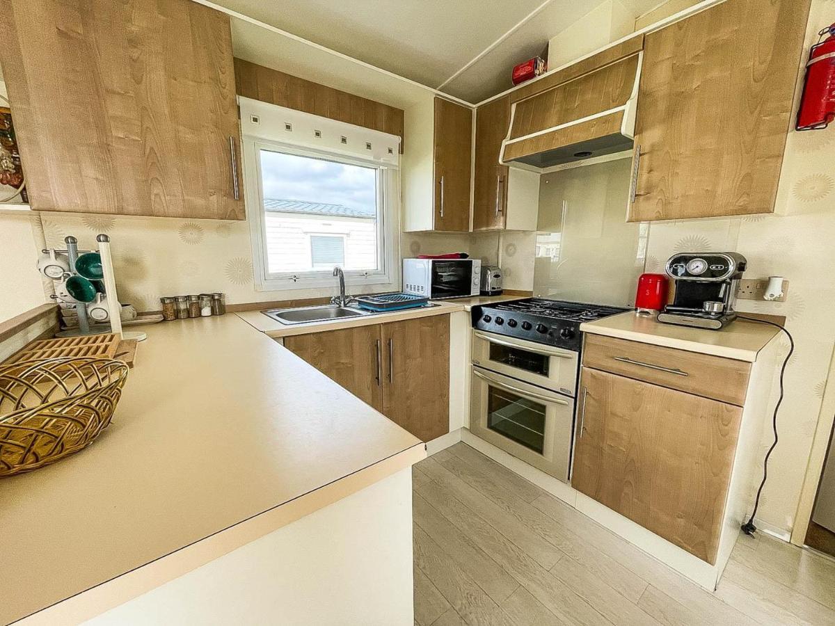 Готель Caravan With Decking At Martello Beach Nearby Clacton-On-Sea Ref 29017Kv Екстер'єр фото