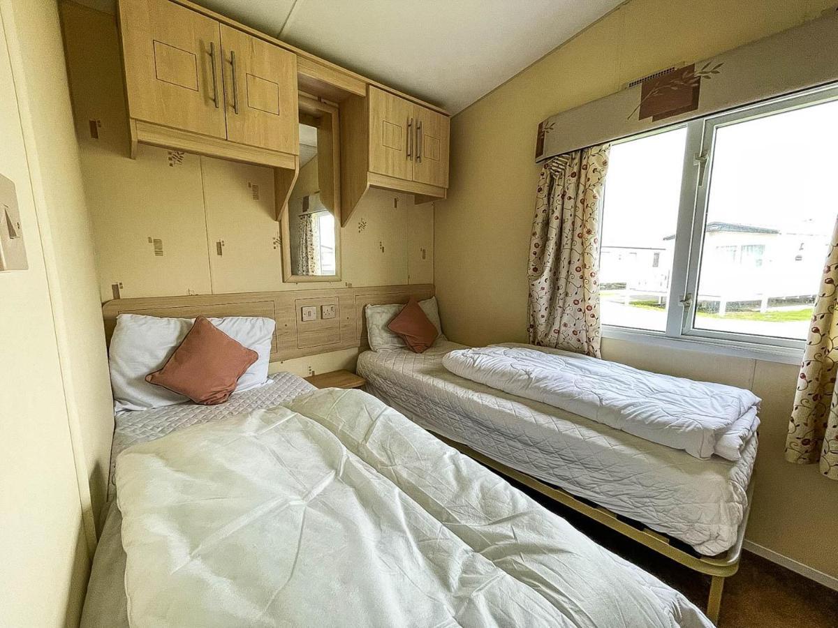 Готель Caravan With Decking At Martello Beach Nearby Clacton-On-Sea Ref 29017Kv Екстер'єр фото